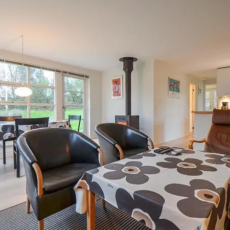 Two-bedroom Holiday In 別荘